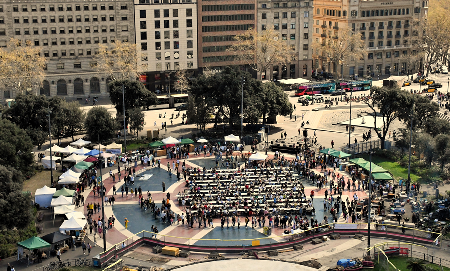 Més d’un miler de persones reivindiquen la sobirania alimentària a Barcelona amb una calçotada massiva
