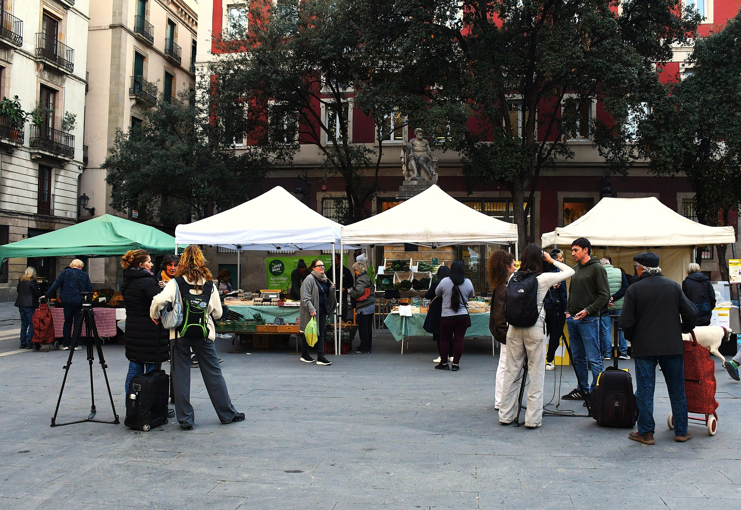 Barcelona inaugura un nou mercat de pagès al barri Gòtic